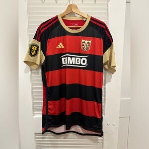 Adidas Peluche Caligari Jersey 2024. Camiseta oficial